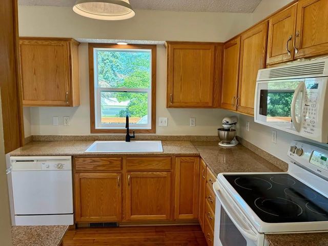 1283 Creekside Drive, Waconia, MN 55387