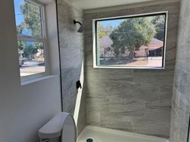 905 74th Street 8, Houston, TX 77011
