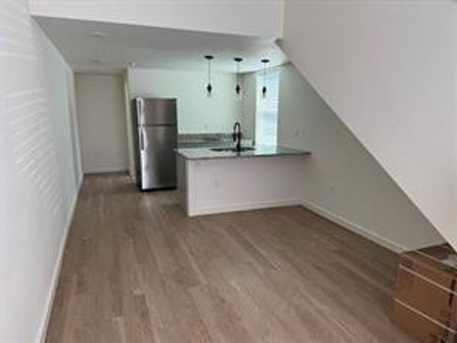 905 74th Street 8, Houston, TX 77011
