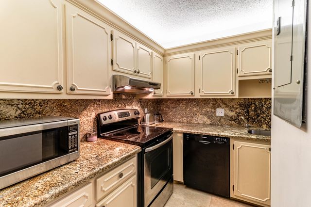 2460 Juniper Drive 201, Delray Beach, FL 33445
