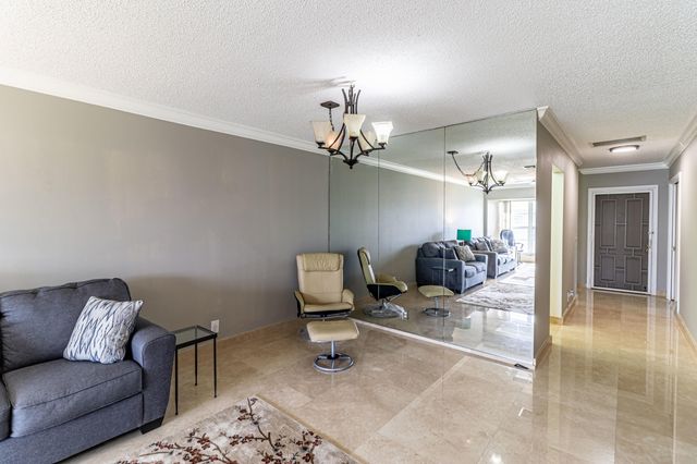 2460 Juniper Drive 201, Delray Beach, FL 33445