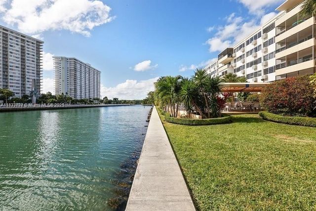 220 Kings Point Dr 111, Sunny Isles Beach, FL 33160