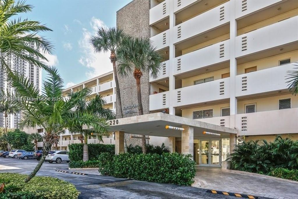 220 Kings Point Dr 111, Sunny Isles Beach, FL 33160