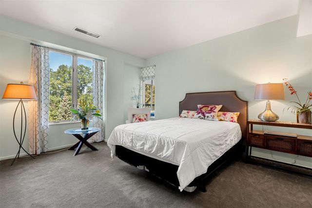 300 River Rd Apt 508 608, Manchester, NH 03104