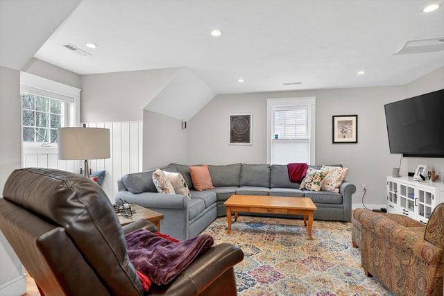 17 Stonebrook Ct, Southborough, MA 01772