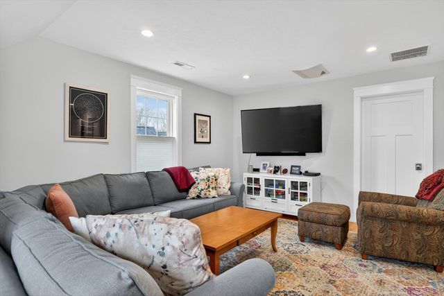 17 Stonebrook Ct, Southborough, MA 01772