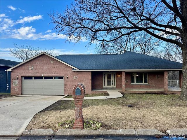 203 Lakeside Drive, Bethalto, IL 62010