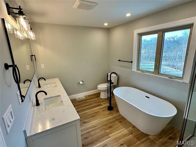 203 Lakeside Drive, Bethalto, IL 62010