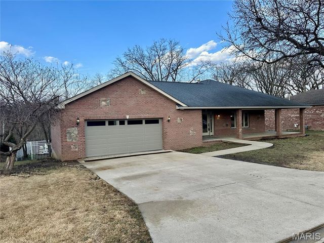 203 Lakeside Drive, Bethalto, IL 62010