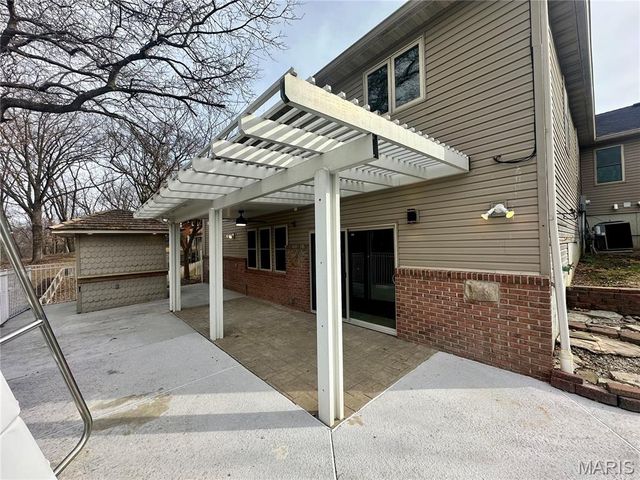 203 Lakeside Drive, Bethalto, IL 62010