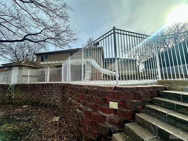 203 Lakeside Drive, Bethalto, IL 62010