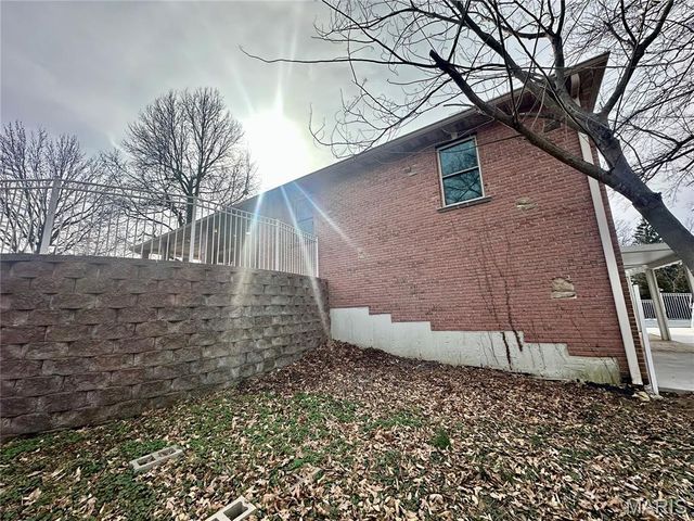 203 Lakeside Drive, Bethalto, IL 62010