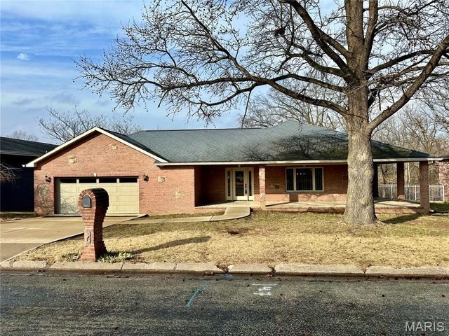 203 Lakeside Drive, Bethalto, IL 62010