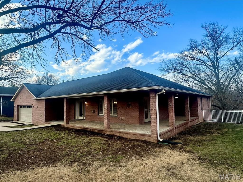 203 Lakeside Drive, Bethalto, IL 62010