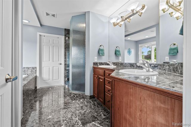 1131 Thorn Ridge Drive, Howell, MI 48843