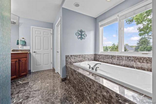 1131 Thorn Ridge Drive, Howell, MI 48843