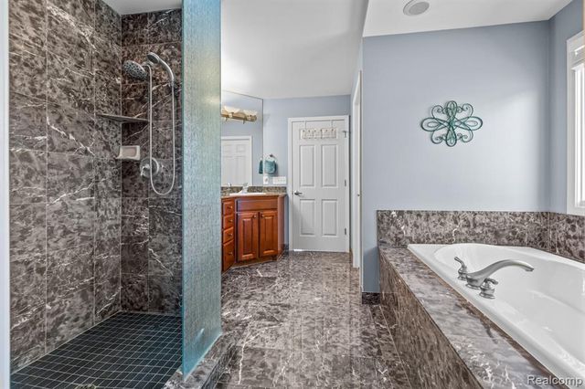 1131 Thorn Ridge Drive, Howell, MI 48843