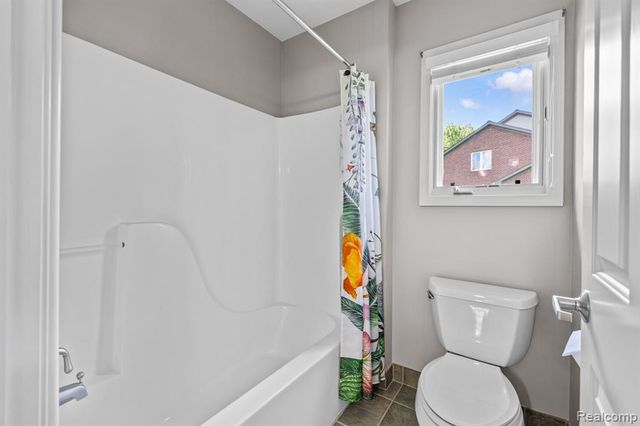 1131 Thorn Ridge Drive, Howell, MI 48843