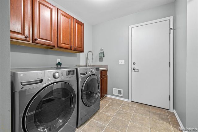 1131 Thorn Ridge Drive, Howell, MI 48843