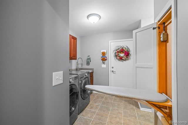 1131 Thorn Ridge Drive, Howell, MI 48843