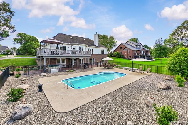 1131 Thorn Ridge Drive, Howell, MI 48843