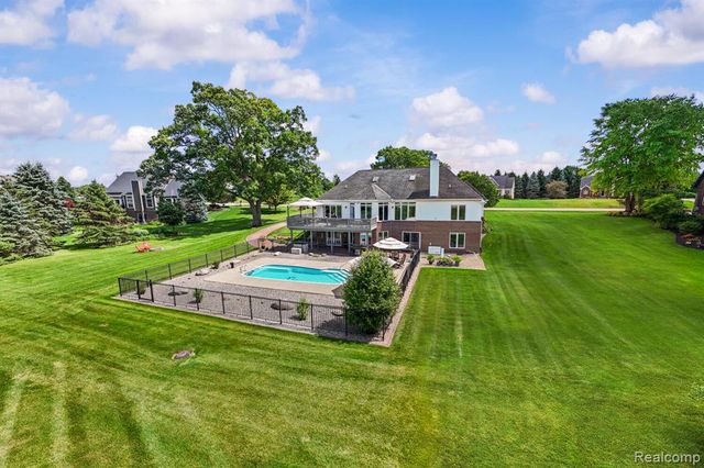 1131 Thorn Ridge Drive, Howell, MI 48843