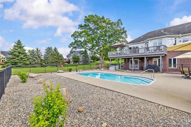 1131 Thorn Ridge Drive, Howell, MI 48843