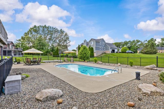 1131 Thorn Ridge Drive, Howell, MI 48843