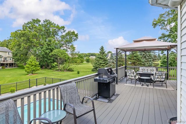 1131 Thorn Ridge Drive, Howell, MI 48843