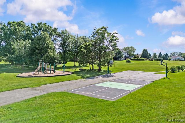 1131 Thorn Ridge Drive, Howell, MI 48843