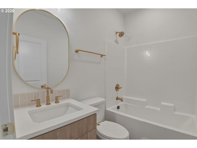 6187 N Albina Ave 2, Portland, OR 97217