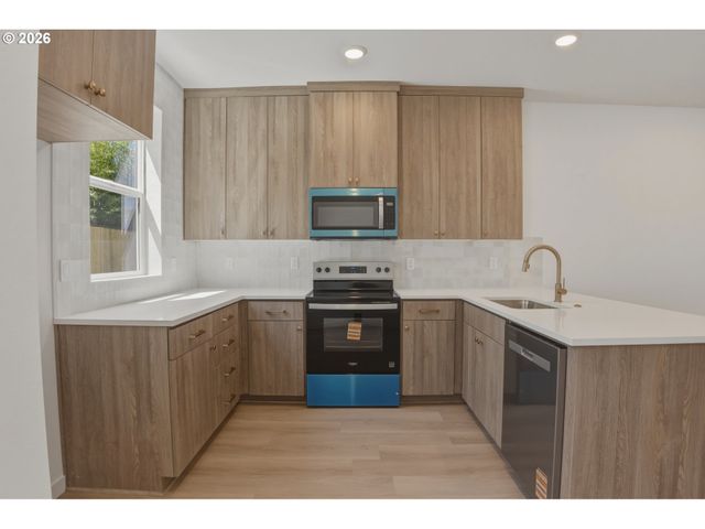 6187 N Albina Ave 2, Portland, OR 97217