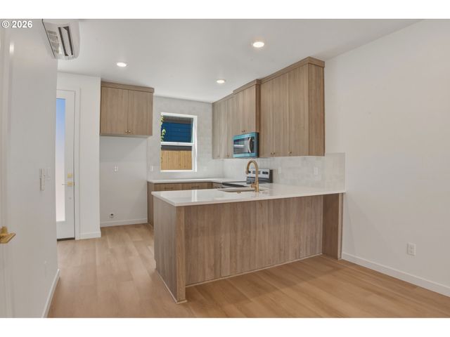 6187 N Albina Ave 2, Portland, OR 97217