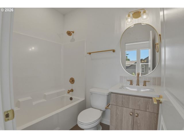 6187 N Albina Ave 2, Portland, OR 97217