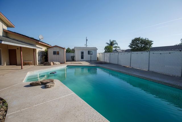 9569 E Olive Avenue, Sanger, CA 93657