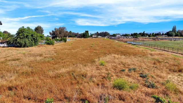 9569 E Olive Avenue, Sanger, CA 93657