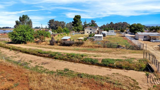 9569 E Olive Avenue, Sanger, CA 93657