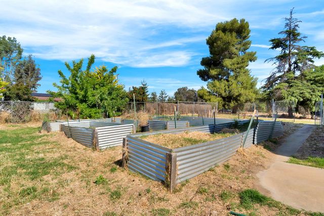 9569 E Olive Avenue, Sanger, CA 93657