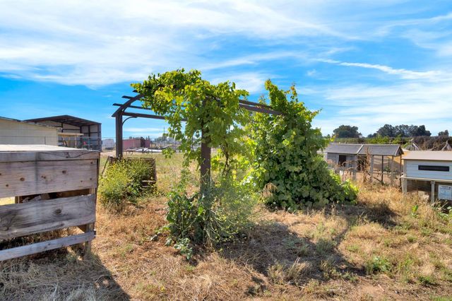 9569 E Olive Avenue, Sanger, CA 93657