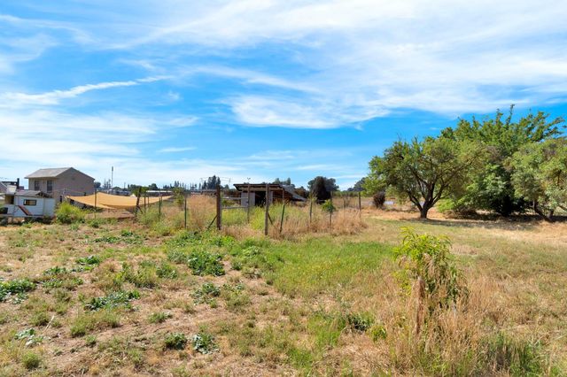 9569 E Olive Avenue, Sanger, CA 93657