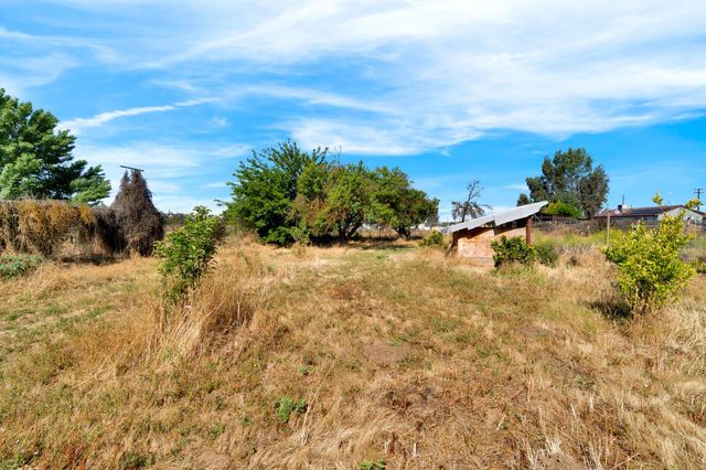 9569 E Olive Avenue, Sanger, CA 93657