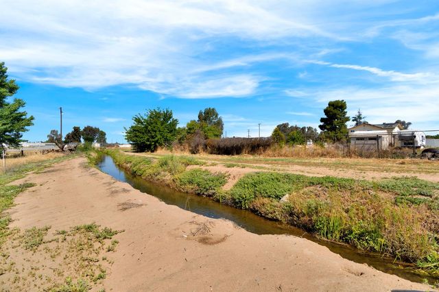 9569 E Olive Avenue, Sanger, CA 93657