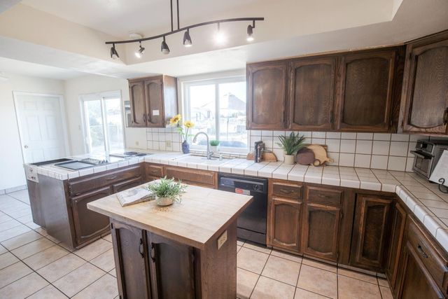 9569 E Olive Avenue, Sanger, CA 93657