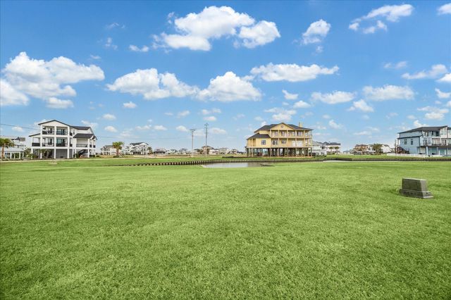 3 Summerland, Hitchcock, TX 77563