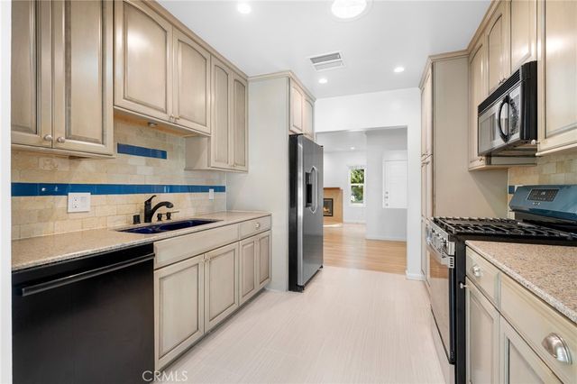 17429 Burbank Boulevard, Encino, CA 91316