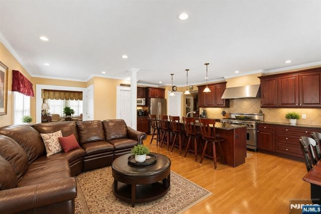 7 Wayland Drive, Verona, NJ 07044
