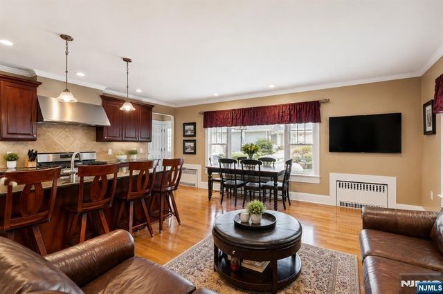 7 Wayland Drive, Verona, NJ 07044