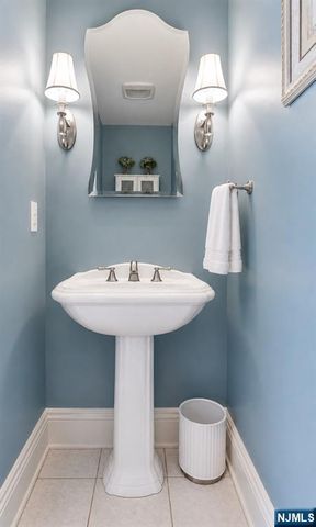 7 Wayland Drive, Verona, NJ 07044
