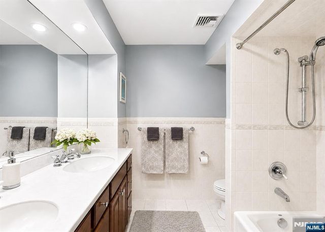 7 Wayland Drive, Verona, NJ 07044