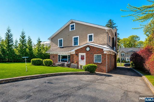 7 Wayland Drive, Verona, NJ 07044